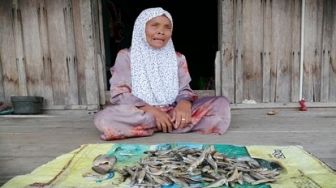 Nenek Mitun Harus Bekerja di Usia Senja, ACT Beri Paket Pangan Lansia
