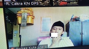 Santuy Dengarkan Putusan Hakim Sambil Merokok, Terdakwa Narkorba Disemprot