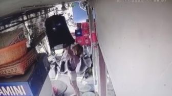 Viral Cewek Bule Terekam CCTV Curi Burung Berkicau, Publik: Efek Corona