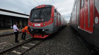 Petugas melihat kondisi Kereta Rel Listrik (KRL) saat berada di Stasiun Klaten, Jawa Tengah, Jumat (4/12/2020). [ANTARA FOTO/Aloysius Jarot Nugroho]