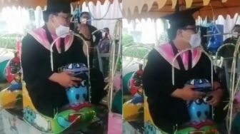 Video Mahasiswa Wisuda Ini Jadi Sorotan, Kendaraannya Antimainstream