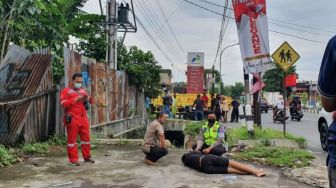 Kesenggol Emak-emak, Pengendara Ini Tabrak Pantat Truk Hingga Terseret