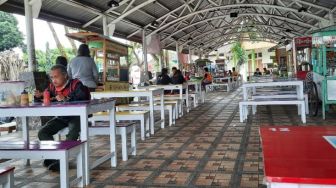 Tak Ada Toilet di Food Court Denggung, Pembeli Harus Seberang Jalan Raya