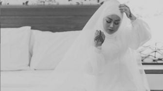 Ya Allah Batal Nikah! Perempuan Berhijab Ini Tegar Foto Pre Wedding Sendiri