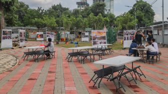 Suasana pameran fotografi Rekam Jakarta 2020 di Thamrin 10, Jakarta Pusat, Sabtu (5/12). [Suara.com/Alfian Winanto]