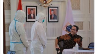 Temui Petugas Medis Tak Pakai Masker, Foto Anies Baswedan Tuai Kritik