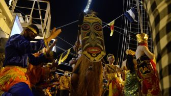 Taruna AAL tingkat III angkatan ke-67 menampilkan tari tradisional kolaborasi nusantara di atas KRI Bima Suci-945 yang sandar di Dermaga Lantamal XIV Sorong, Papua Barat, Sabtu (5/12/2020) malam. [ANTARA FOTO/Abriawan Abhe]