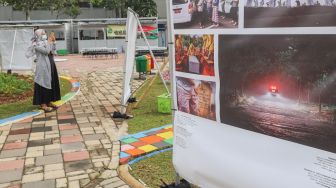 Pengunjung mengamati karya di pameran fotografi Rekam Jakarta 2020 di Thamrin 10, Jakarta Pusat, Sabtu (5/12). [Suara.com/Alfian Winanto]