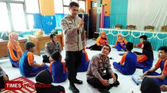 Pelajar Disabilitas di Majalengka Dapat Bantuan Sepatu Olahraga