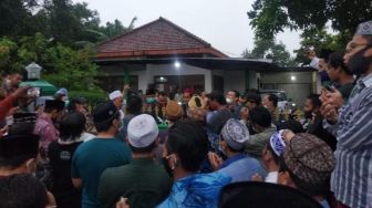 Marah, Puluhan Santri Geruduk Rumah Mantan Anggota DPRD Gresik