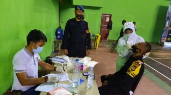 Cegah Klaster Pilkada, Anggota Brimob Tes Swab Sebelum Bertugas