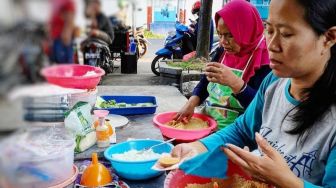 Meski Pandemi, Penjual Putu Cangkir Bisa Raup Rp 6 Juta Setiap Bulan