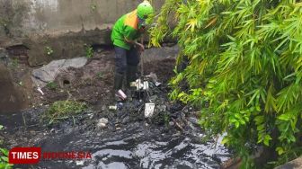 Antisipasi Banjir, Warga Cirebon Bersihkan Saluran Irigasi