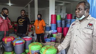 Petugas pengangkutan logistik Pilkada serentak di gudang KPU Keerom, Swakarsa, Distrik Arso, Kabupaten Keerom, Papua, Senin (7/12/2020). [ANTARA FOTO/Indrayadi TH]