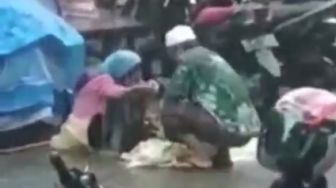 Viral Video Ustaz Borong Dagangan Nenek yang Kehujanan, Publik Kompak Salut