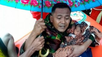 Viral Prajurit TNI Selamatkan Bayi Berumur 4 Hari dari Terjangan Banjir