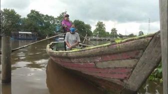 Kisah Seorang Ibu di Pekanbaru, Puluhan Tahun Jadi Pengojek Sampan