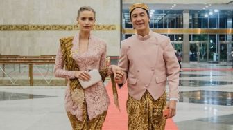 Serasi Pakai Baju Adat Jawa di FFI, Daniel Mananta dan Istri Bule Dipuji