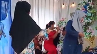 Biduan Duduk di Pangkuan Pengantin Pria saat Resepsi, Bikin Publik Emosi