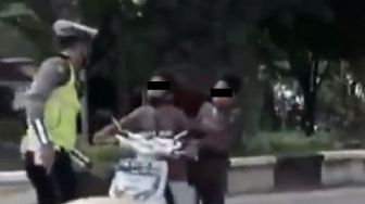 Bocah Ngamuk Tak Terima Ditilang, Nyaris Banting Motor di Depan Polisi