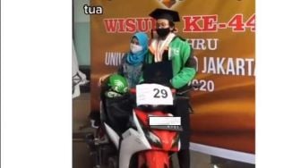 Viral Video Ojol Ditemani Ibunda Jalani Wisuda Drive Thru, Bikin Terharu!