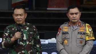 Pangdam Jaya Mayjen TNI Dudung Abdurachman (kiri) didampingi Kapolda Metro Jaya Irjen Fadil Imran memberikan keterangan pers terkait kasus penyerangan anggota kepolisian di Polda Metro Jaya, Jakarta, Senin (7/12/2020). [Suara.com/Angga Budhiyanto]