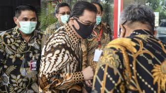 Ketua Badan Pemeriksa Keuangan (BPK) Agung Firman Sampurna (tengah) tiba untuk menjalani pemeriksaan di gedung Komisi Pemberantasan Korupsi (KPK), Jakarta, Selasa (8/12/2020). [ANTARA FOTO/M Risyal Hidayat]