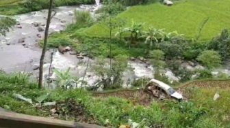 Bruk! Minibus di Garut Terjun ke Jurang Sedalam 50 Meter