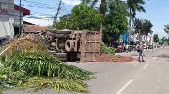 Dikira Gempa, Dump Truck Seruduk Pos Satpam Tewaskan 1 Orang