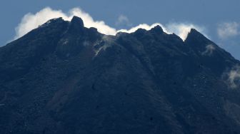 Lava Pijar Menyembur dari Gunung Merapi