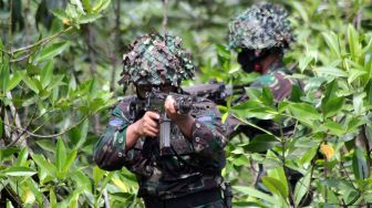 Intip Aksi Latihan Tempur Marinir di Papua Barat