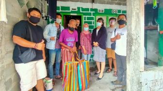 Komunitas Ketimbang Ngemis Yogyakarta Kunjungi Pedagang Soto Usia 93 Tahun