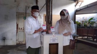 Datang Pertama ke TPS, Suharsono dan Istri Kompak Pakai Kemeja Putih