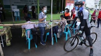 Sambil Gowes, Ganjar Nyoblos di TPS Bersama Keluarga