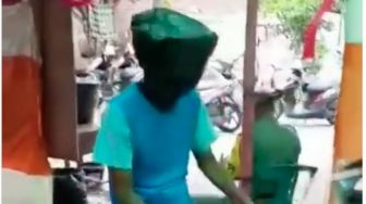 Demi Nyoblos di TPS, Bapak-bapak Rela Pakai Kresek karena Tak Punya Masker