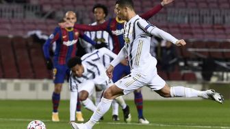 Penyerang Juventus Cristiano Ronaldo mencetak gol ketiga timnya selama selama pertandingan sepak bola grup G Liga Champions UEFA antara Barcelona melawan Juventus di stadion Camp Nou, Barcelona, Spanyol, Rabu (9/12) dini hari WIB. [Josep LAGO / AFP]
