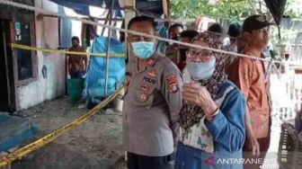 Berawal dari Kepulan Asap, Warga Bekasi Temukan Hal Mengejutkan di Bawah Lantai Rumahnya