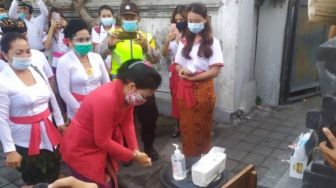 Unik, Petugas TPS 17 Banjar Kertasari Denpasar Semuanya Perempuan