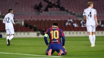 Penyerang Barcelona Lionel Messi terdiam setelah kehilangan peluang mencetak gol selama pertandingan sepak bola grup G Liga Champions UEFA antara Barcelona melawan Juventus di stadion Camp Nou, Barcelona, Spanyol, Rabu (9/12) dini hari WIB. [Josep LAGO / AFP]