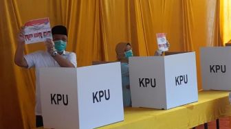 Pilkada Tangsel: Bareng Keluarga ke TPS, Benyamin Target 40 Persen Suara