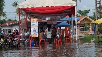 Sedang Pemungutan Suara,  TPS 6 Kelurahan Gading Terendam Banjir Kiriman