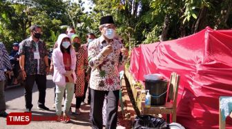 Ke TPS Berjalan Kaki, Halim Ajak Warga Bantul Hormati Hasil Pilbup