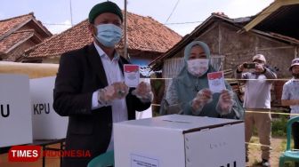 Pilbup Indramayu, Cabup Sholihin Kenakan Pakaian Ala Santri Menuju TPS