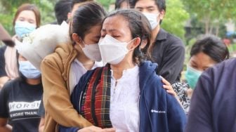 Saudara kembar Melisha, Melitha Sidabutar memeluk sang ibu saat pemakaman Penyanyi Melisha Priscilla Sidabutar atau Melisha Idol di TPU Padurenan, Bekasi, Jawa Barat, Kamis (10/12). [Suara.com/Alfian Winanto] 