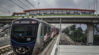 Mulai Hari Ini Penumpang MRT Jakarta Bisa Duduk Tanpa Jaga Jarak, Tanda Silang Dilepas