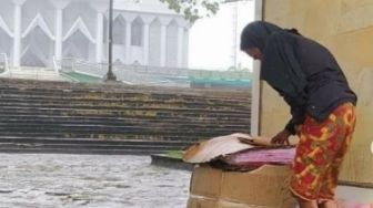 Viral Kisah Nenek Tidur di Gerbang Masjid, Alasannya Ogah Masuk Disorot