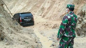 Nekat Melintas, Avanza Terjebak di Tengah Longsor Jalur Simaka Sumbar