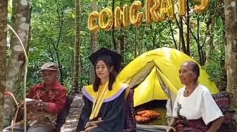 Waduh! Gegara Sulit Internet, Mahasiswi Flores Ini Terpaksa Wisuda di Kebun