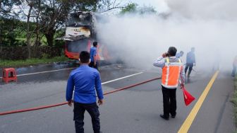 Muncul Asap dari Belakang, Bus Peziarah Terbakar di Tol Tangerang-Merak