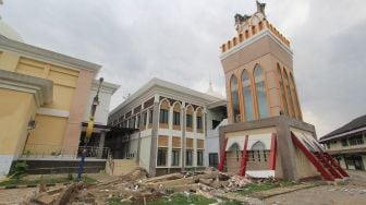 Kondisi Masjid Syech Abdul Manan Islamic Center yang roboh di Indramayu, Jawa Barat, Rabu (9/12/2020).   [ANTARA FOTO/Dedhez Anggara]
